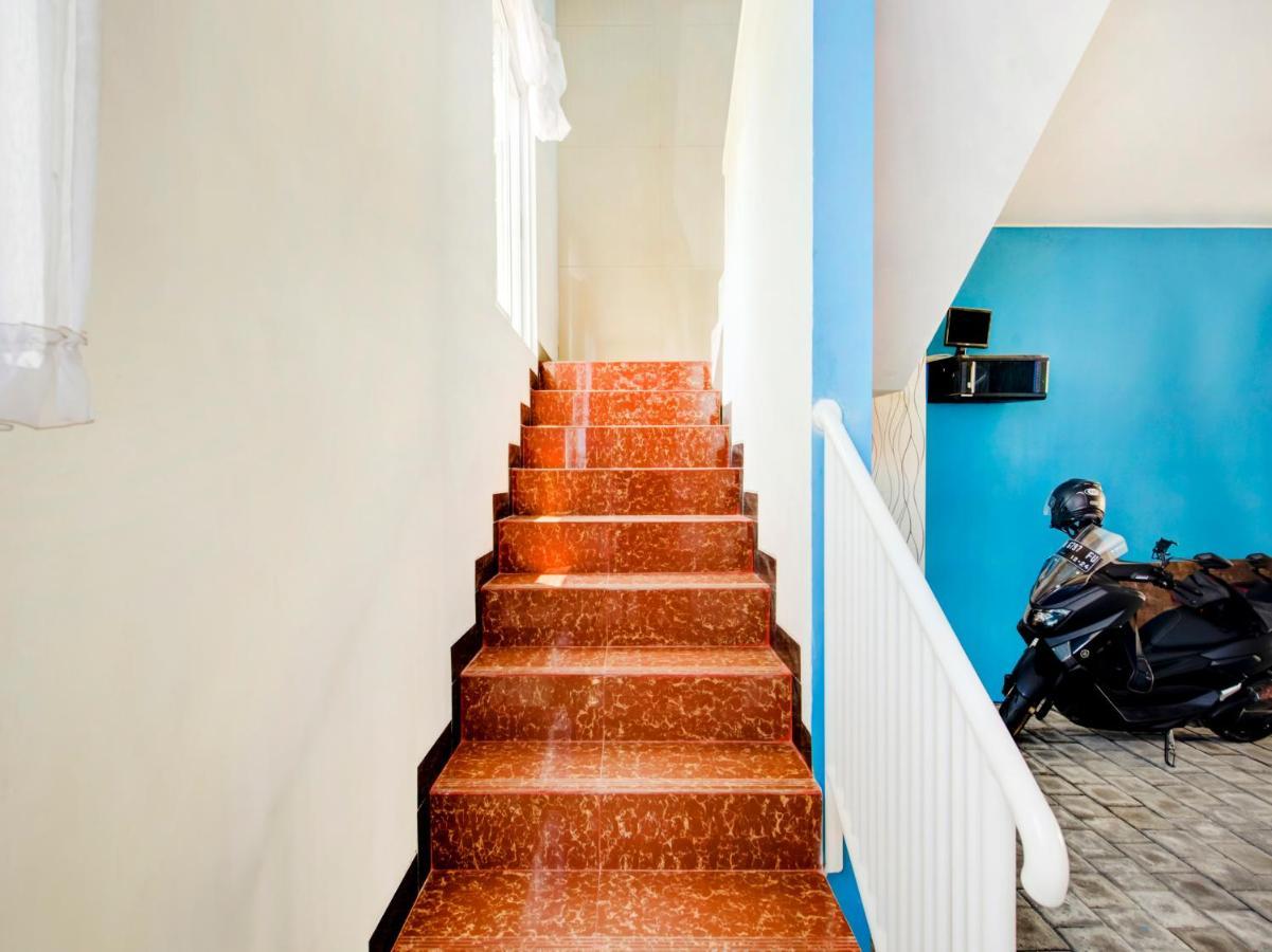 Oyo Life 3987 Kost Aditya Surabaya Exterior foto