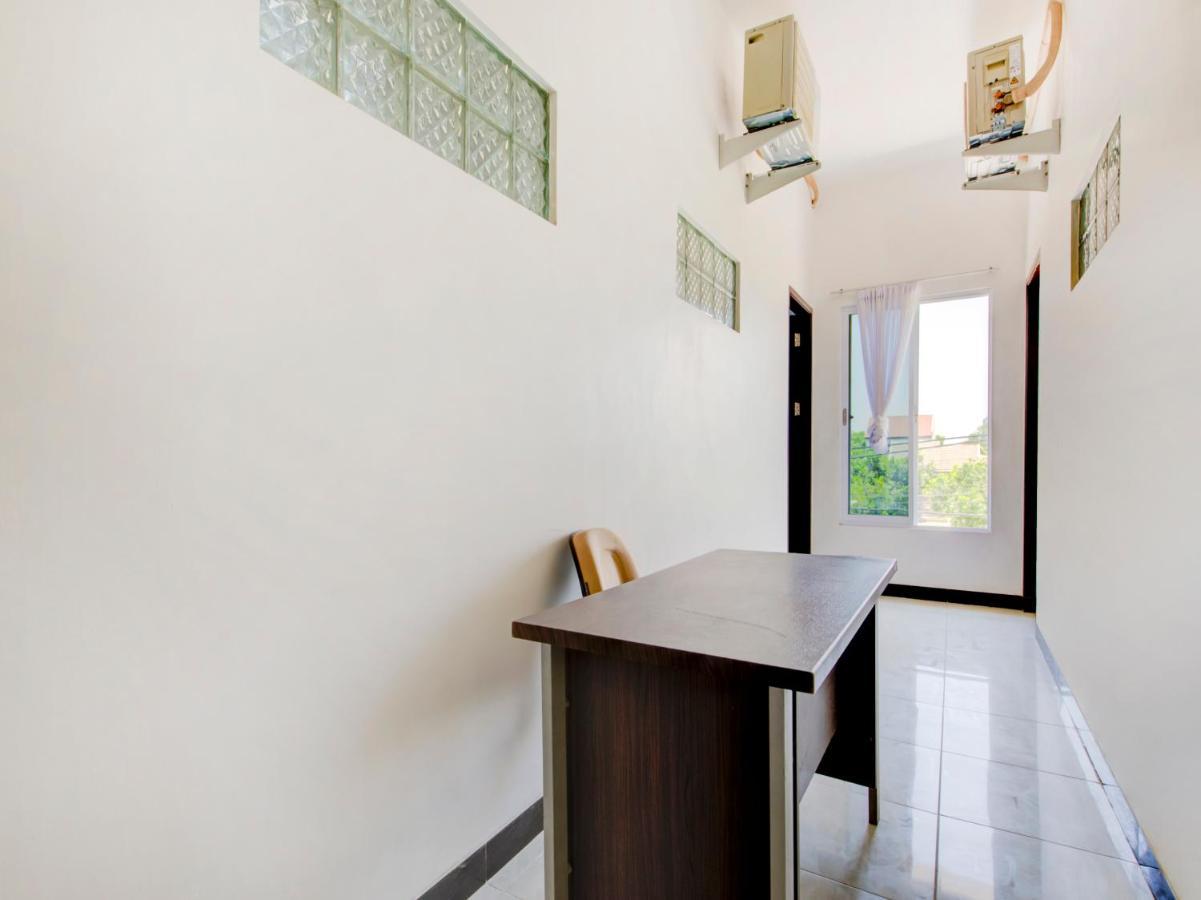 Oyo Life 3987 Kost Aditya Surabaya Exterior foto